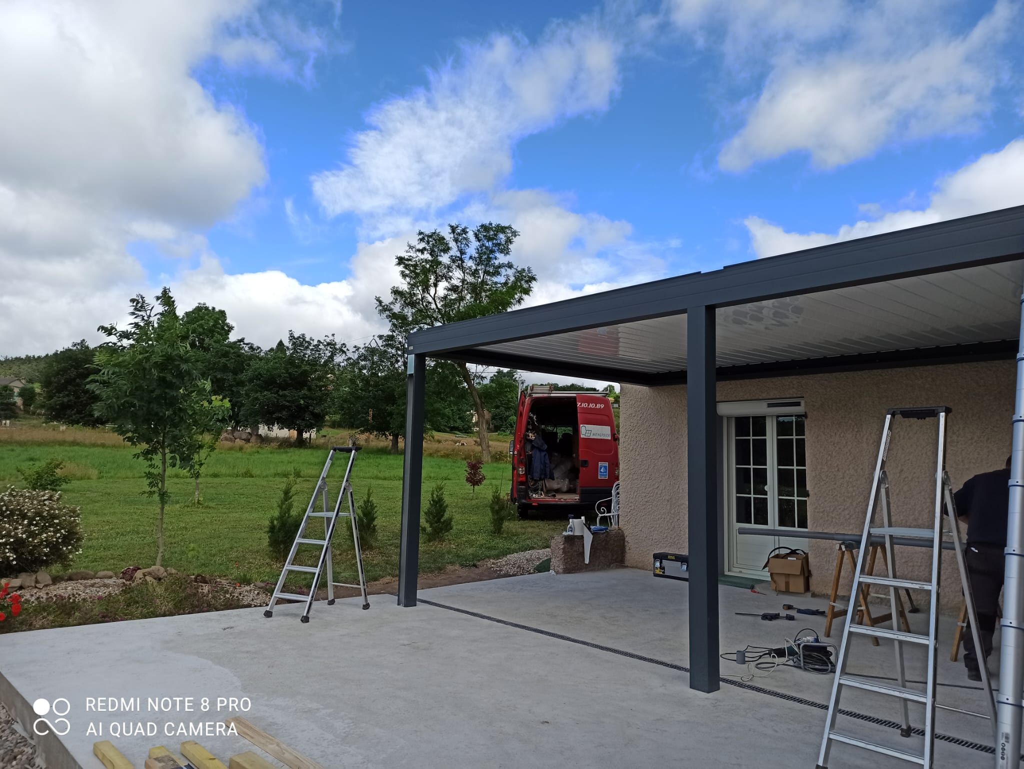 Carport aluminium anthracite posé à Saint-Jean-de-Bournay (38) — SPMC Menuiserie