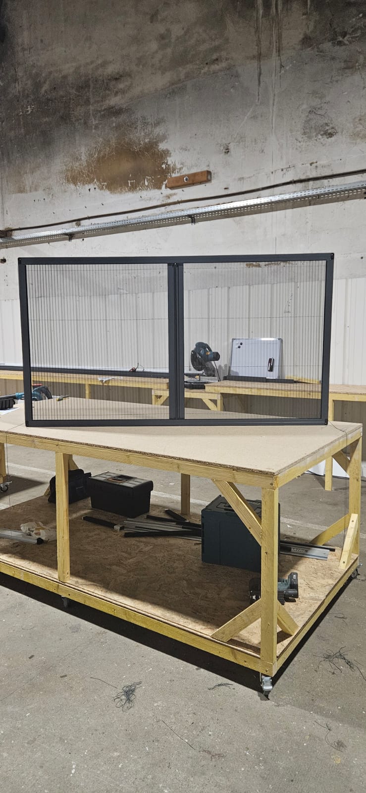 Fabrication de moustiquaire dans l'atelier SPMC Menuiserie