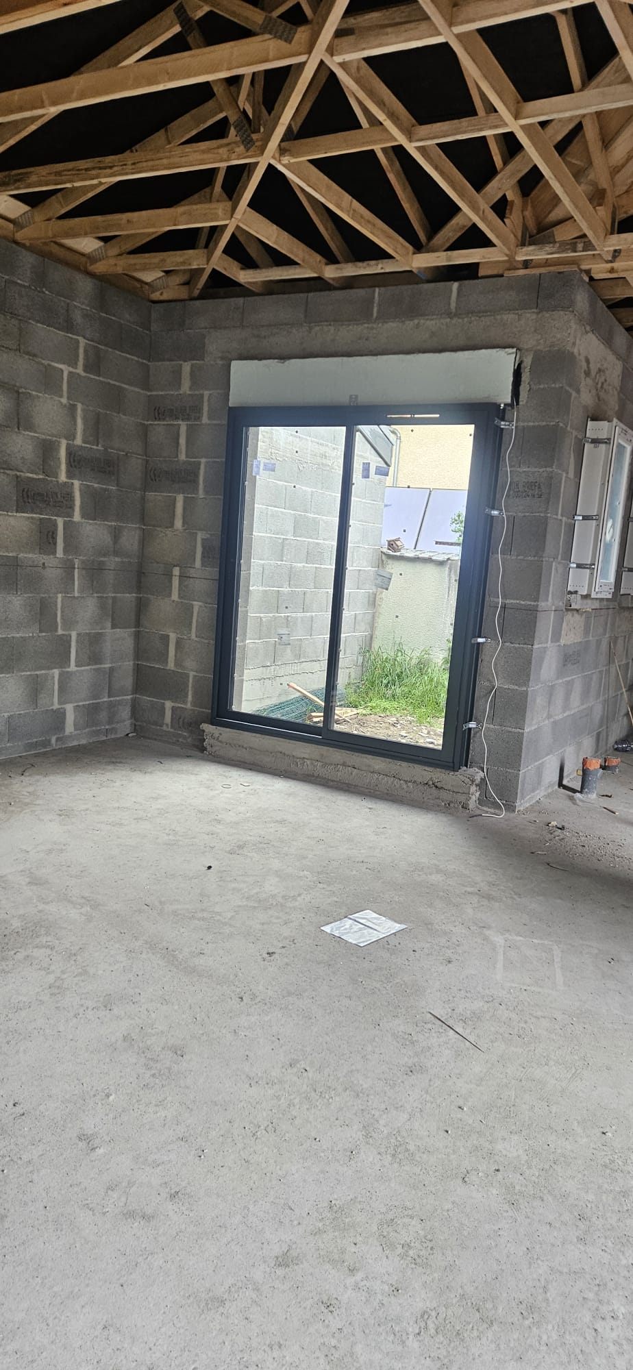 Fenêtre PVC blanche en construction neuve à Vienne (38)