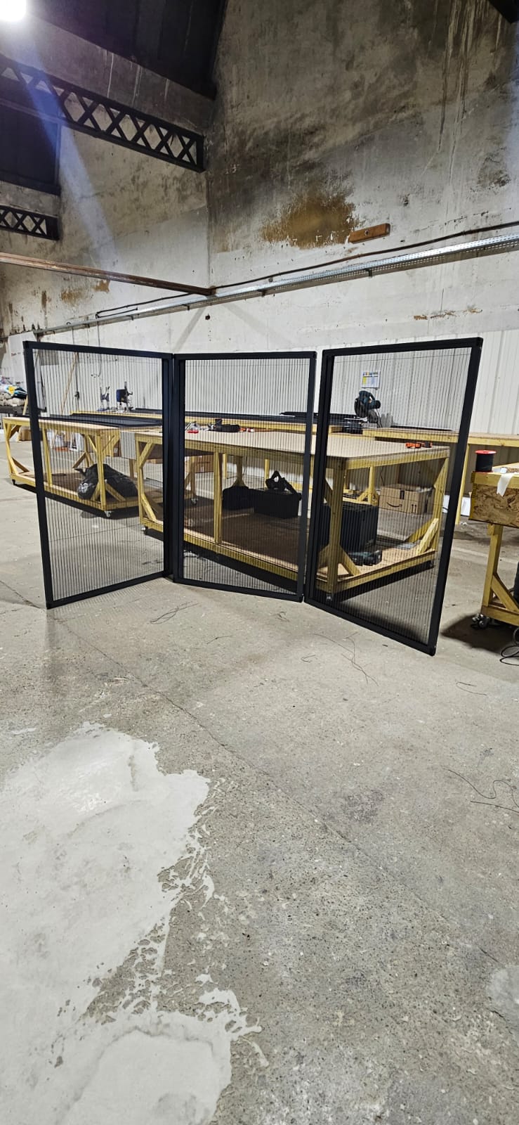 Moustiquaire sur mesure en cours de fabrication à l'atelier SPMC