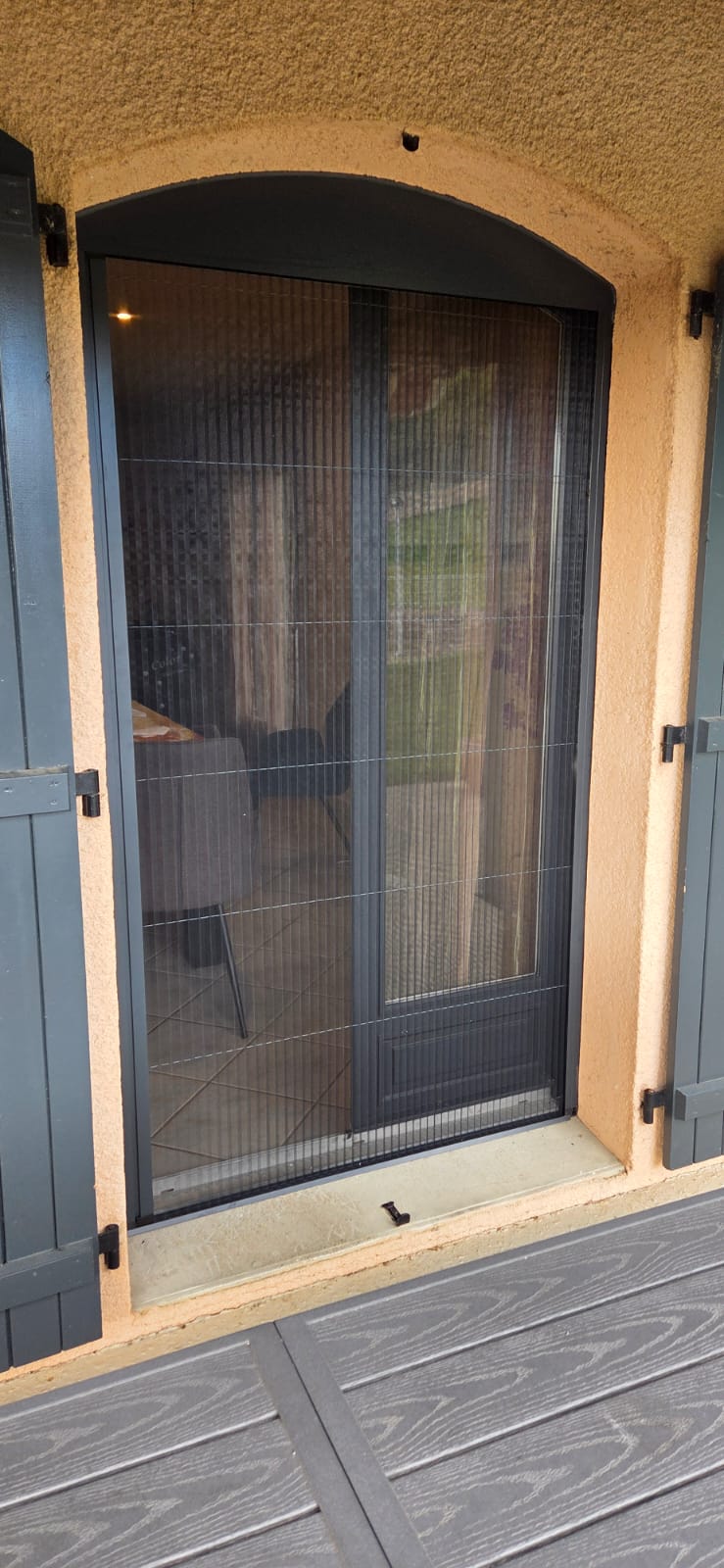 Pose de moustiquaire sur mesure par SPMC Menuiserie
