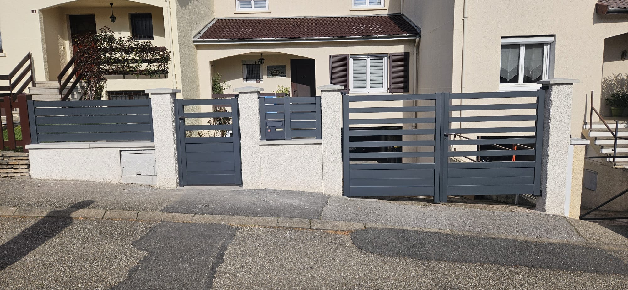 Portails aluminium sur mesure à Saint-Jean-de-Bournay (38) — SPMC Menuiserie