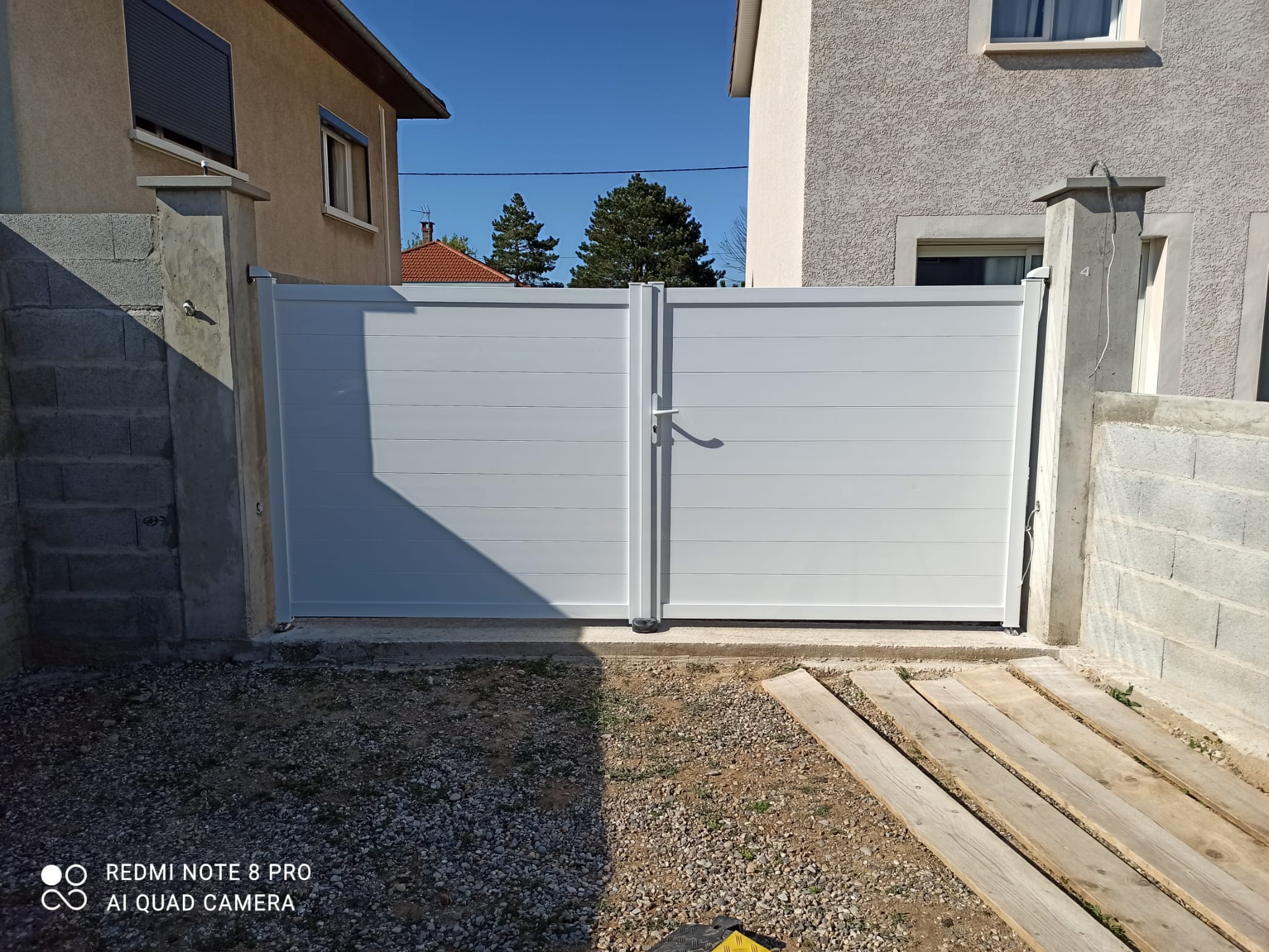 Portail blanc neuf installé à Bourgoin-Jallieu (38)