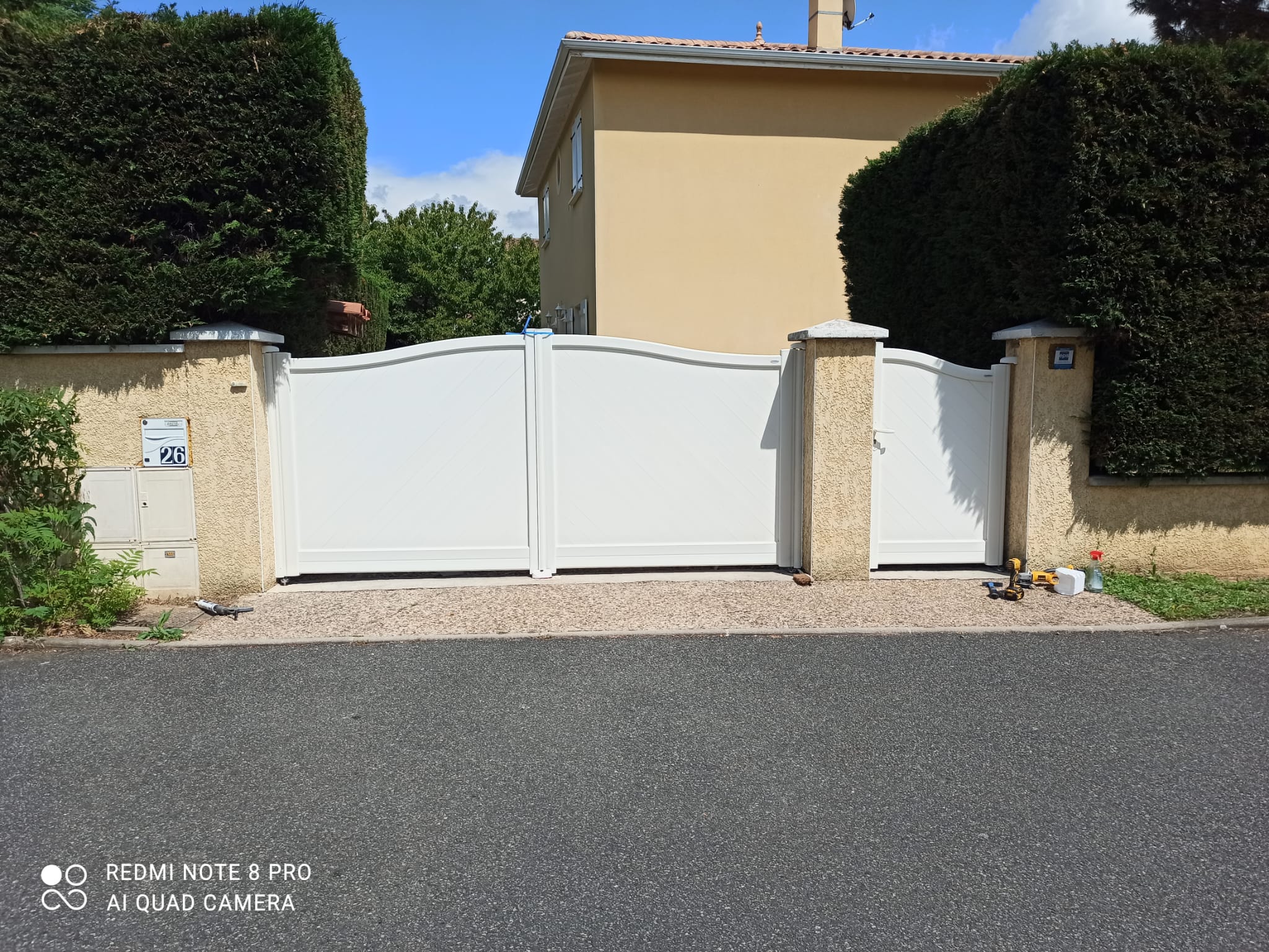 Portail aluminium blanc — pose en Isère par SPMC Menuiserie