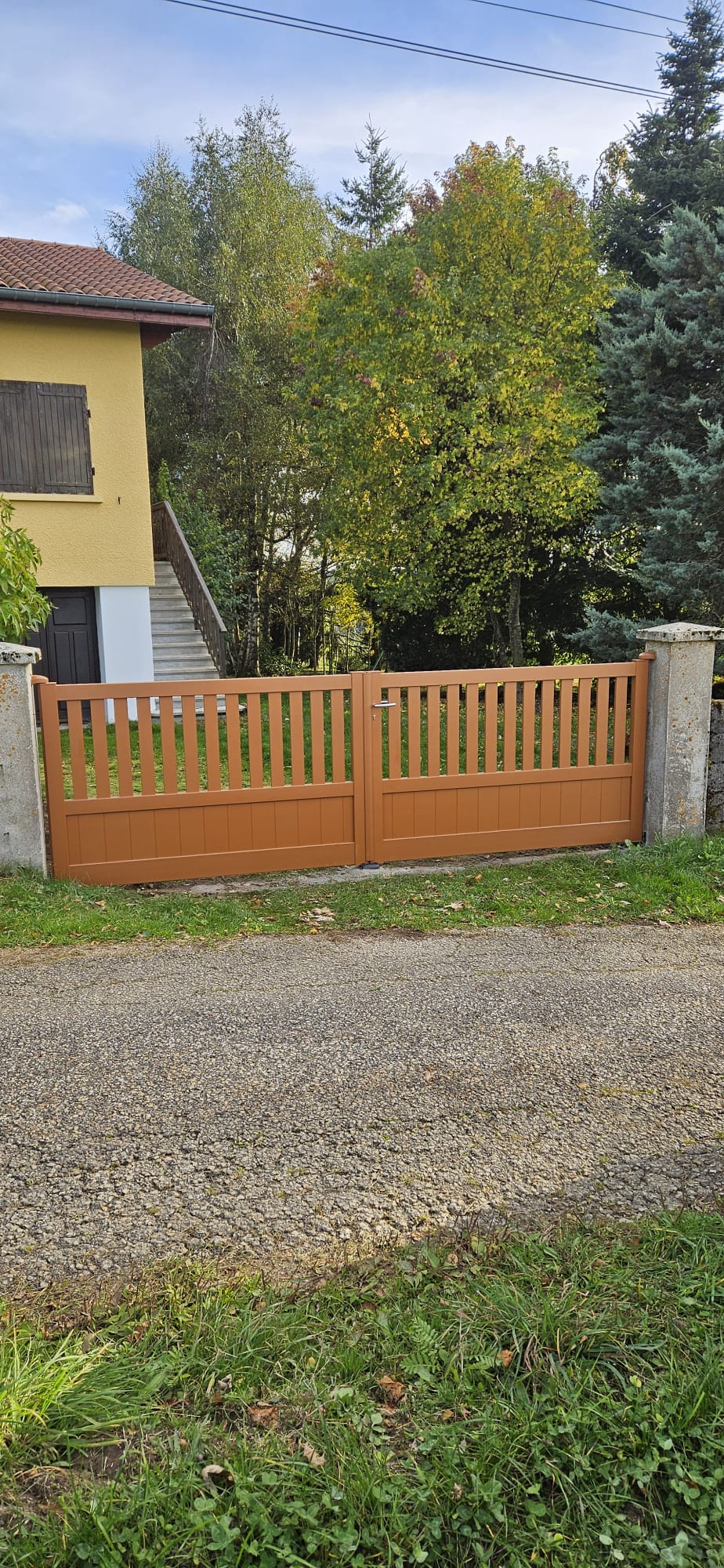 Portail bois naturel — fabrication artisanale en Isère
