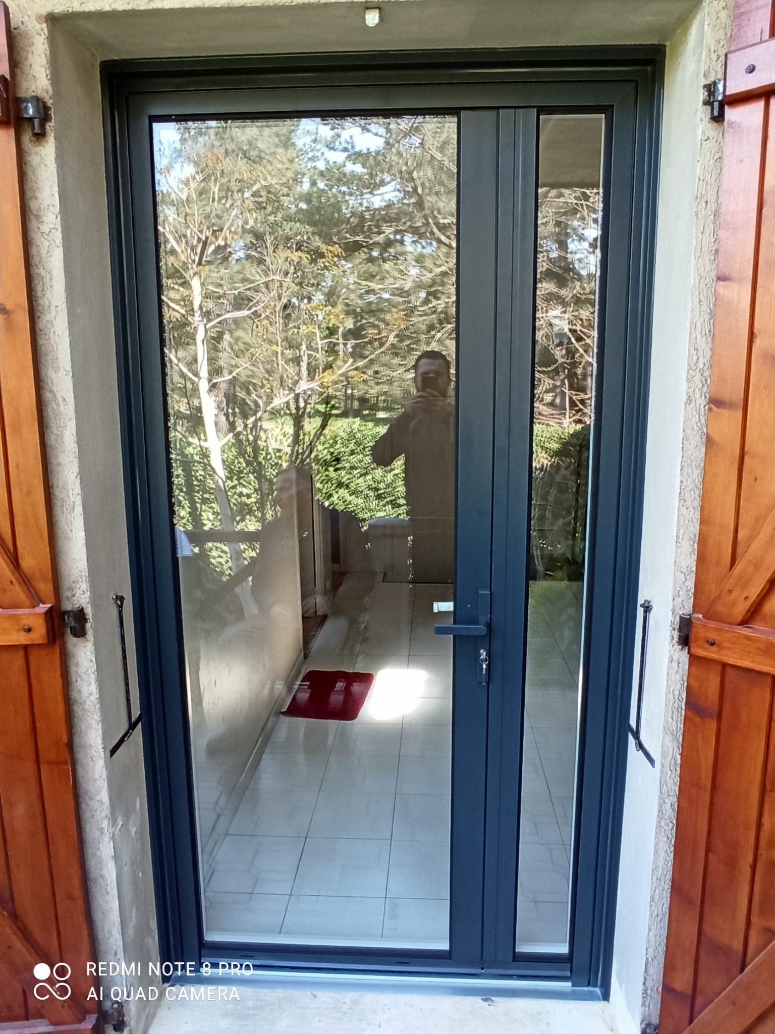 Porte d'entrée gris anthracite par SPMC Menuiserie