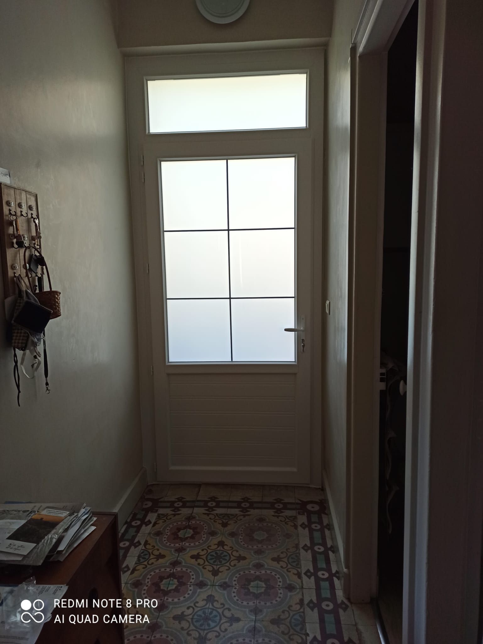 Porte d'entrée blanche sur mesure — pose à Vienne (38)