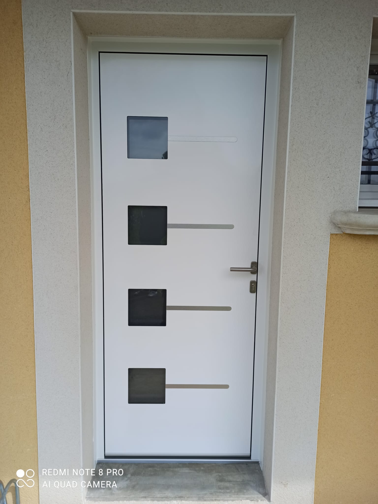 Porte blindée blanche haute sécurité — installation en Isère