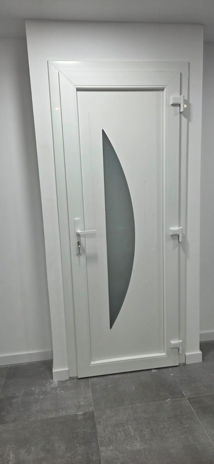 Porte d'entrée exposée au showroom — SPMC Menuiserie