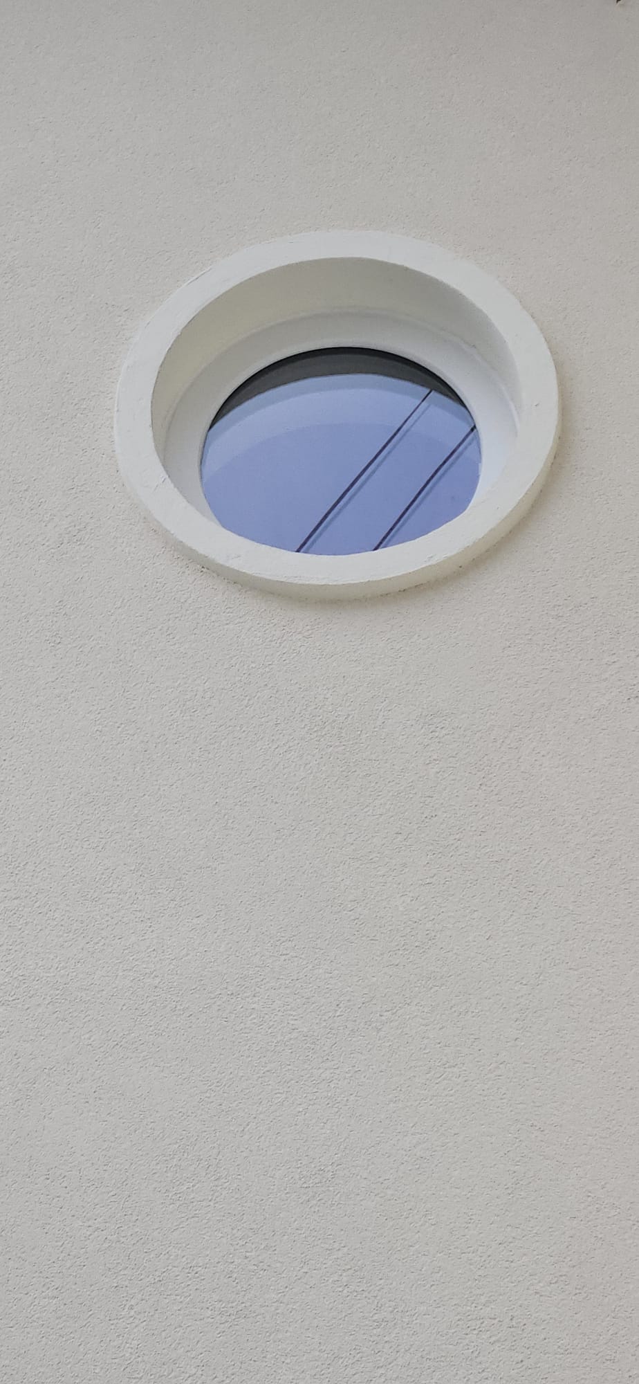 Fenêtre œil-de-bœuf posée par SPMC Menuiserie