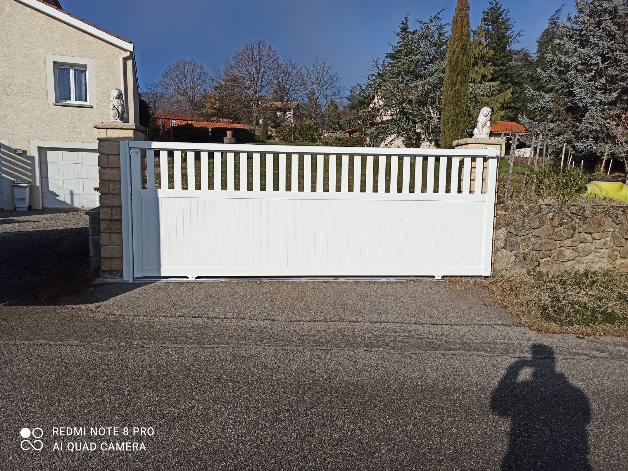 Portail coulissant posé à Vienne par SPMC Menuiserie