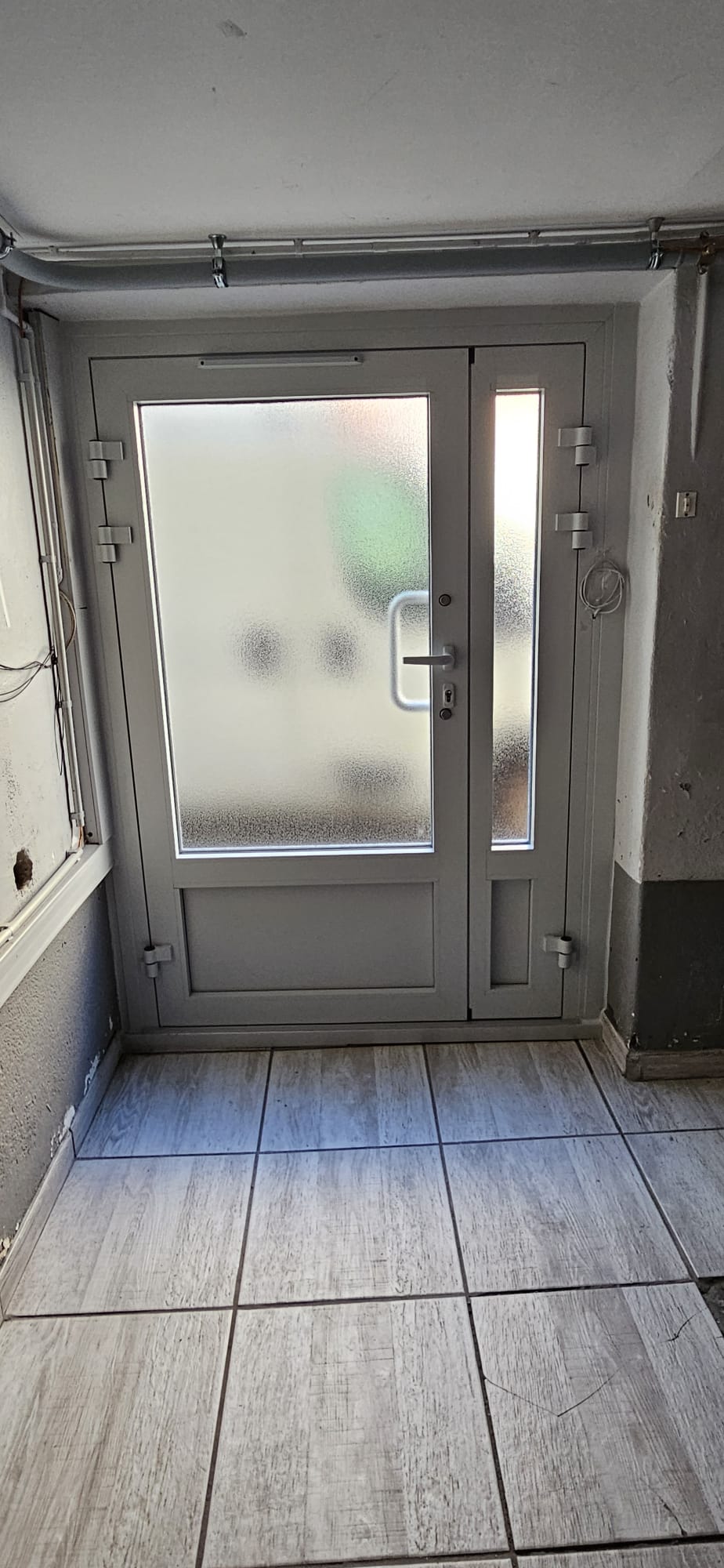 Porte aluminium immeuble posée à Saint-Étienne par SPMC Menuiserie