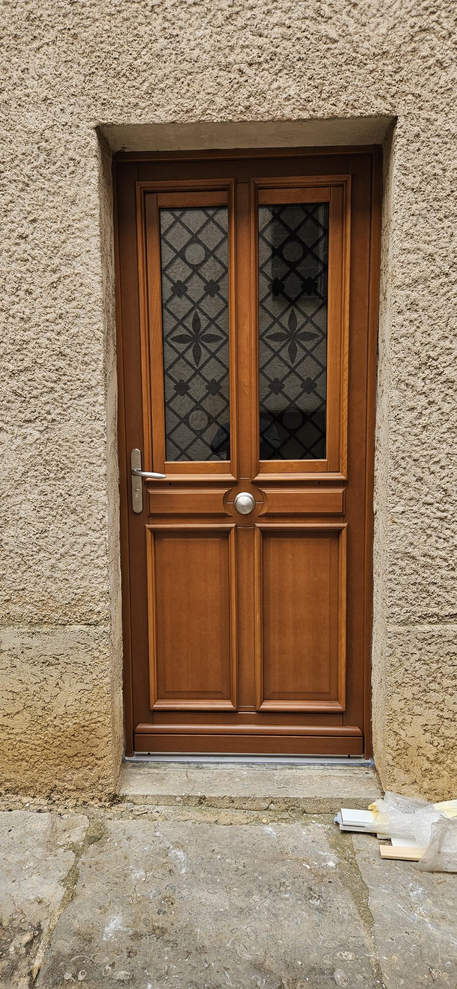 Porte d'entrée bois posée par SPMC Menuiserie