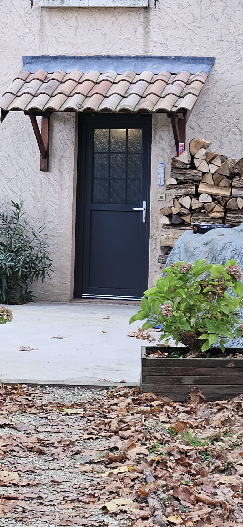 Porte d'entrée Luzinay — vue extérieure par SPMC Menuiserie