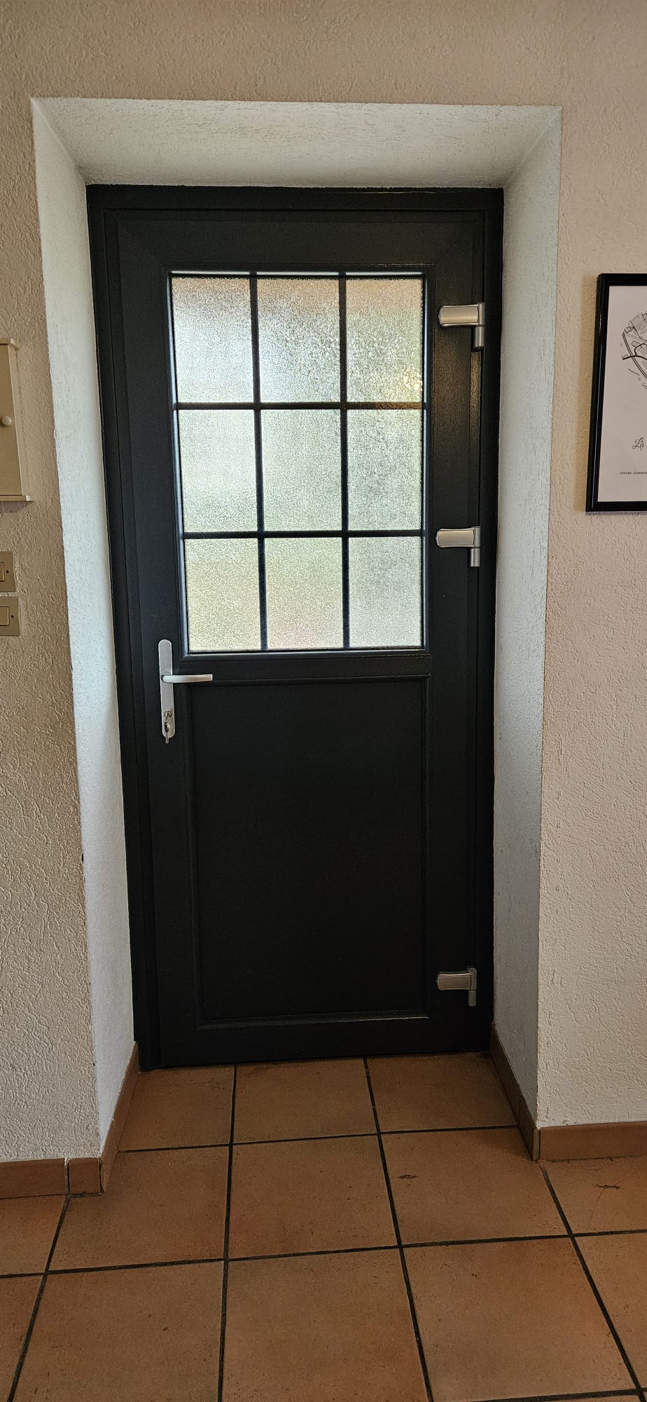 Porte d'entrée Luzinay — détail finition par SPMC Menuiserie