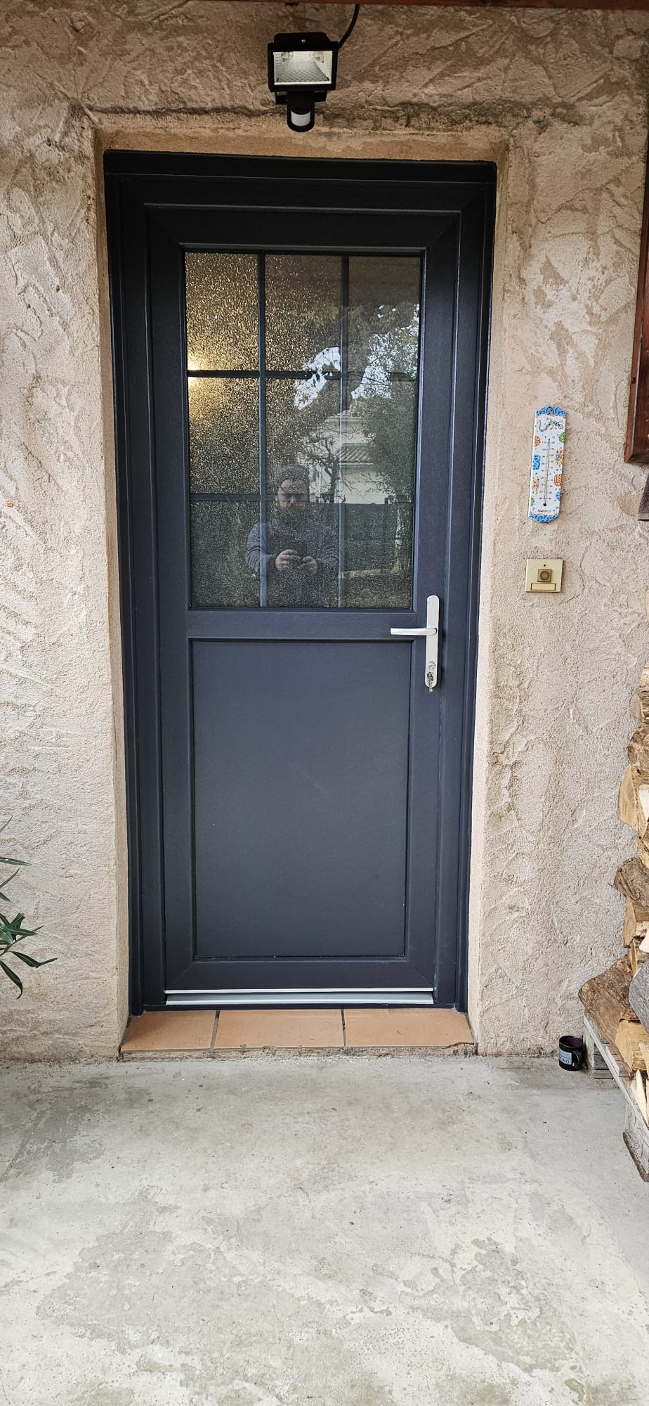 Porte d'entrée Luzinay — résultat final par SPMC Menuiserie