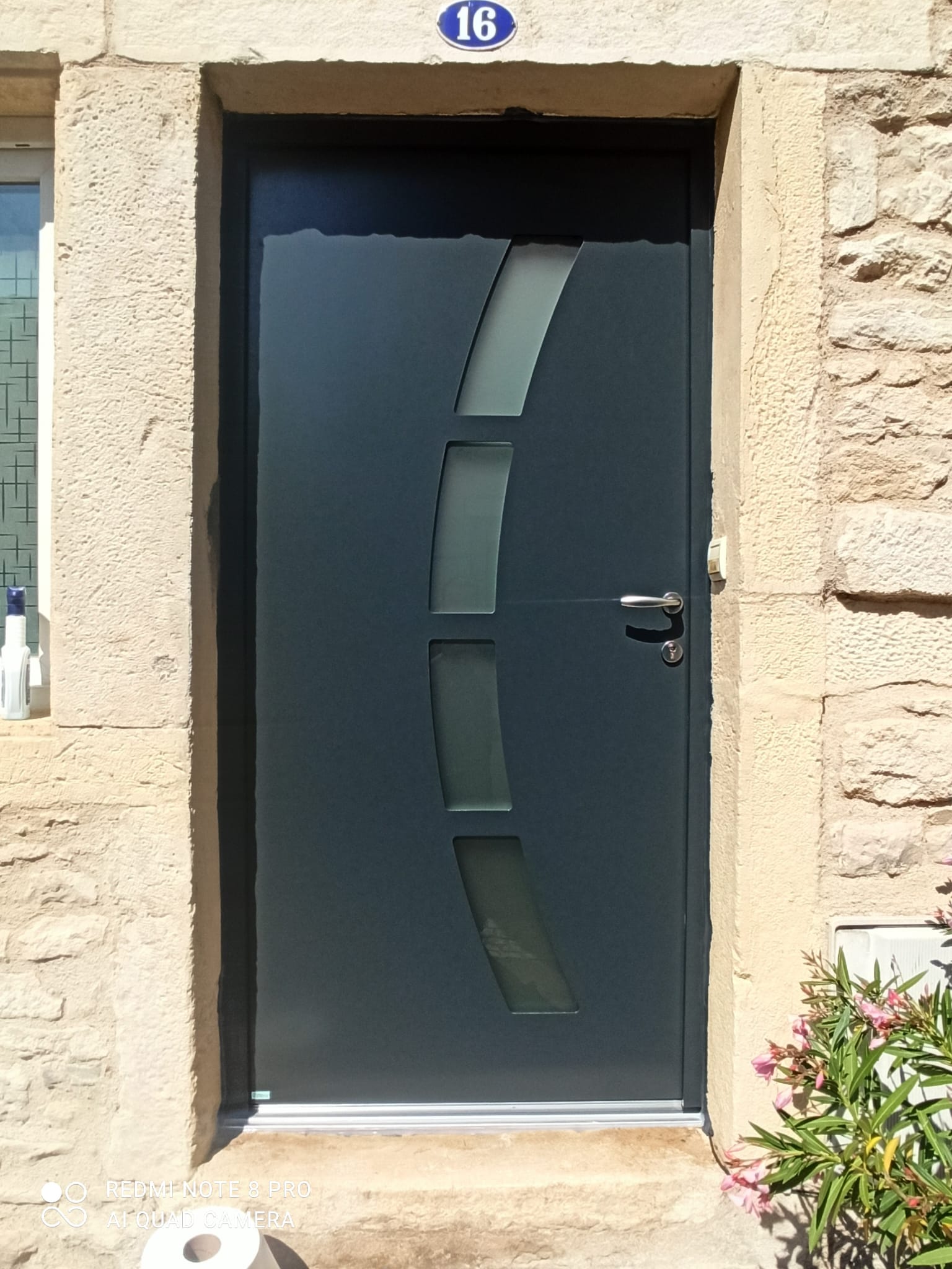 Portes d'entrée sur mesure à Saint-Jean-de-Bournay (38) — pose par SPMC Menuiserie