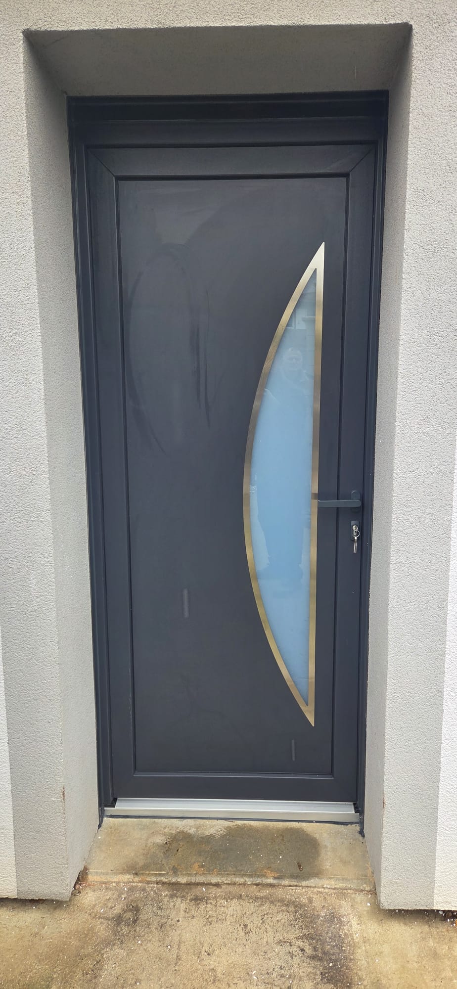 Porte d'entrée posée à Villefontaine par SPMC Menuiserie