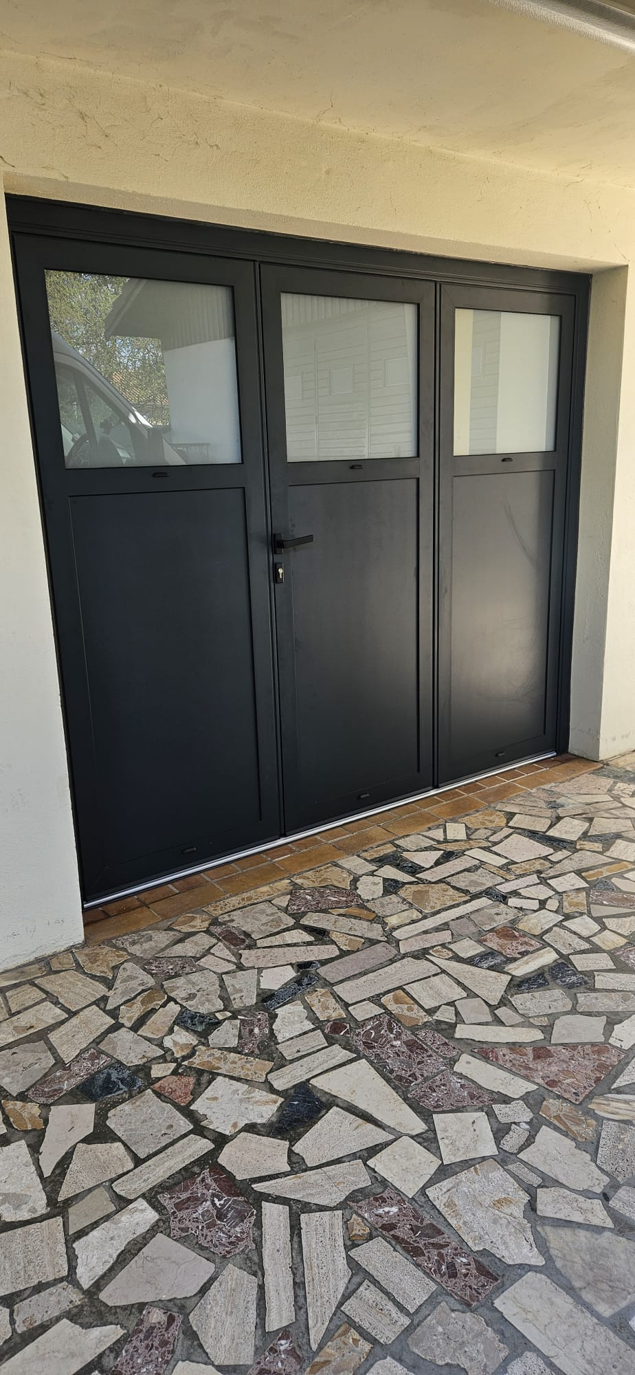 Porte de garage sectionnelle posée à Lyon par SPMC Menuiserie