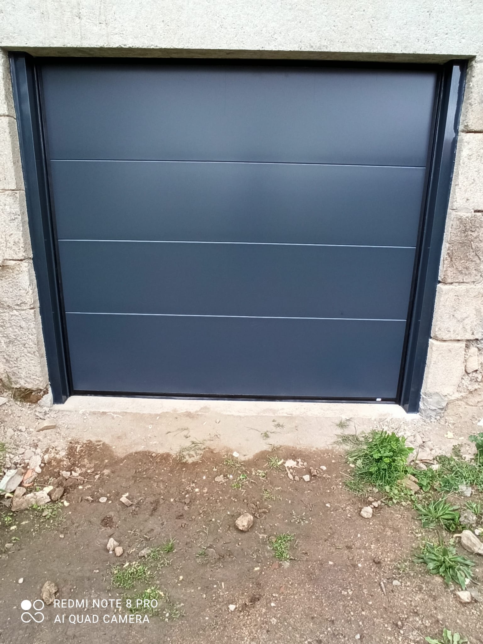 Porte de garage posée à Saint-Étienne par SPMC Menuiserie