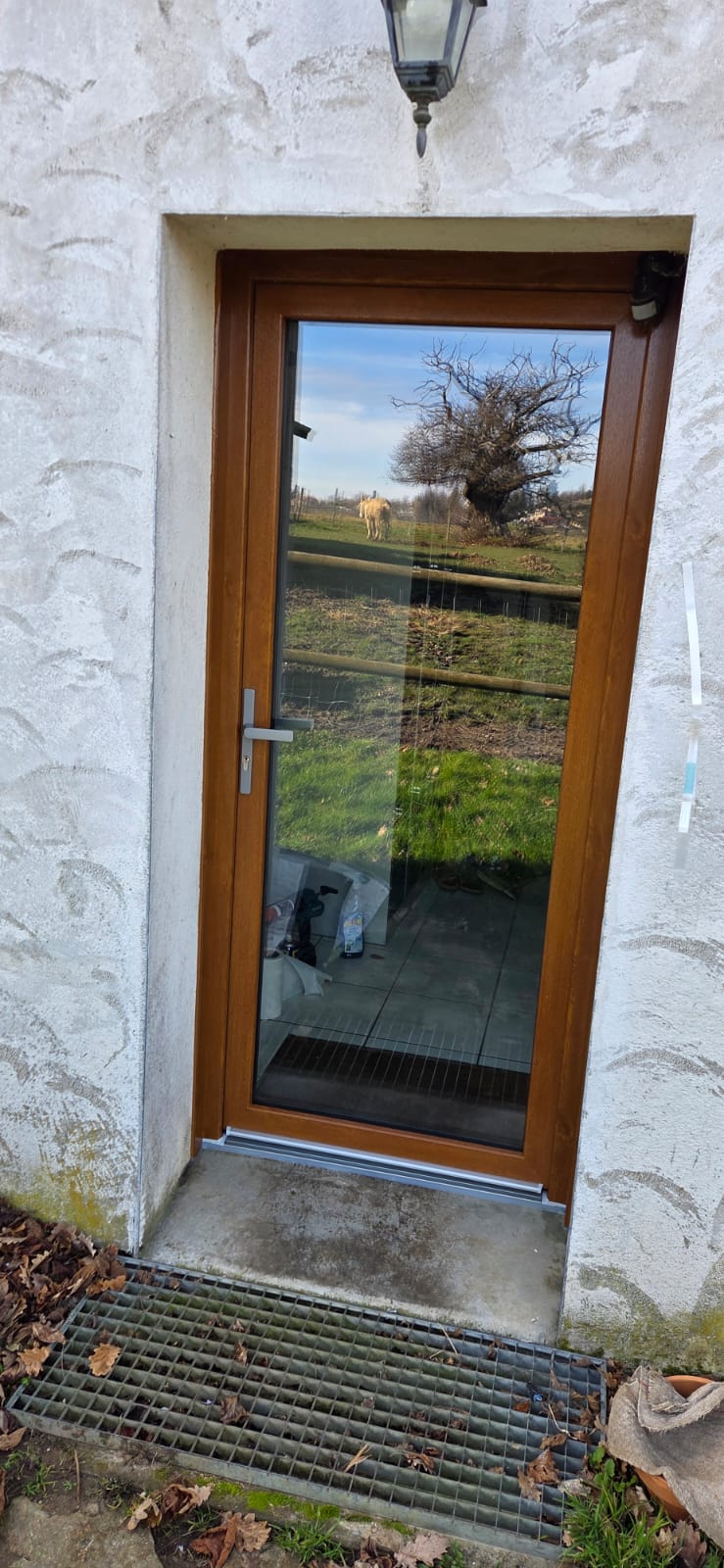 Pose porte d'entrée Chatonnay — détail par SPMC Menuiserie