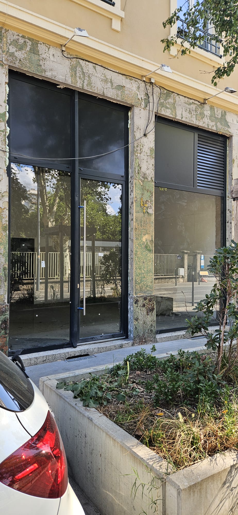 Vitrine de magasin posée à Villeurbanne par SPMC Menuiserie