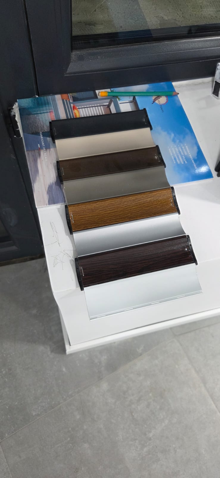 Nuancier d'échantillons de couleurs au showroom SPMC Menuiserie