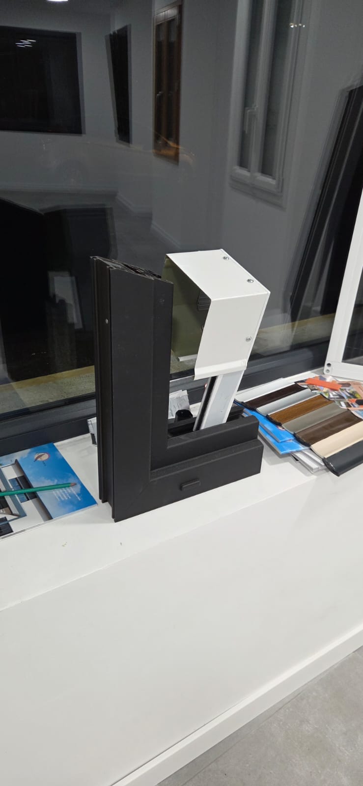 Échantillons de couleurs et fenêtres au showroom SPMC Menuiserie