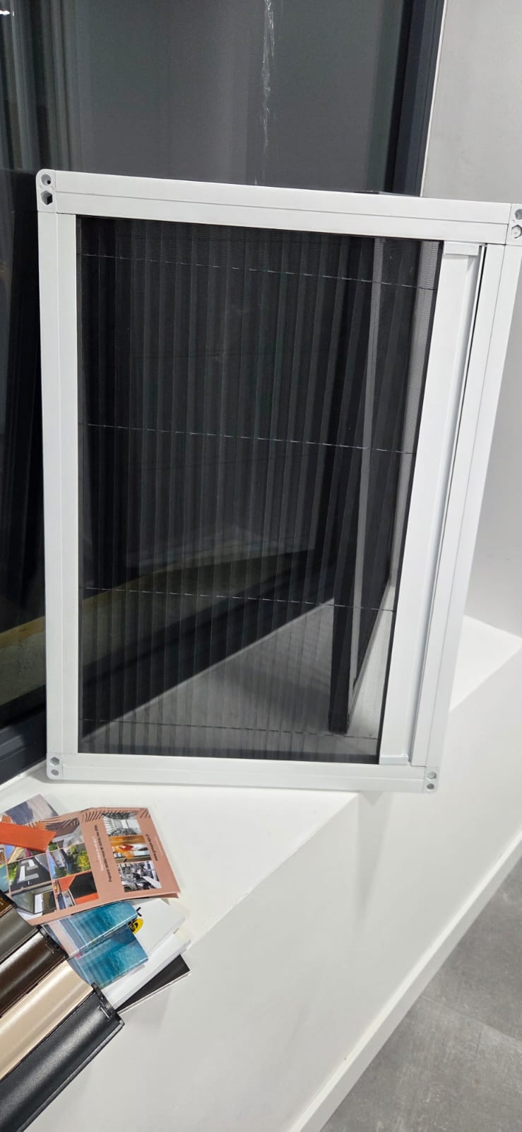 Moustiquaire exposée au showroom SPMC Menuiserie