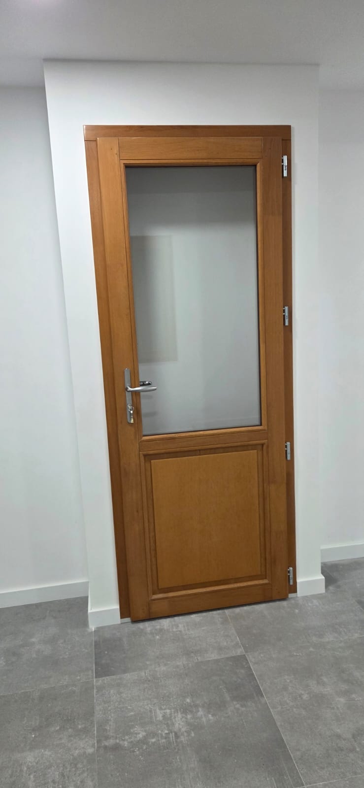 Porte bois exposée au showroom SPMC Menuiserie