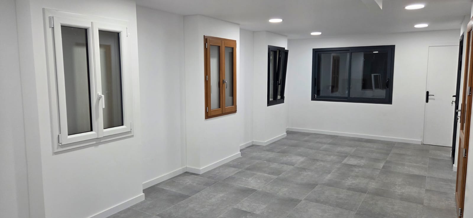 Showroom SPMC Menuiserie à Saint-Jean-de-Bournay — exposition fenêtres, portes et volets sur mesure