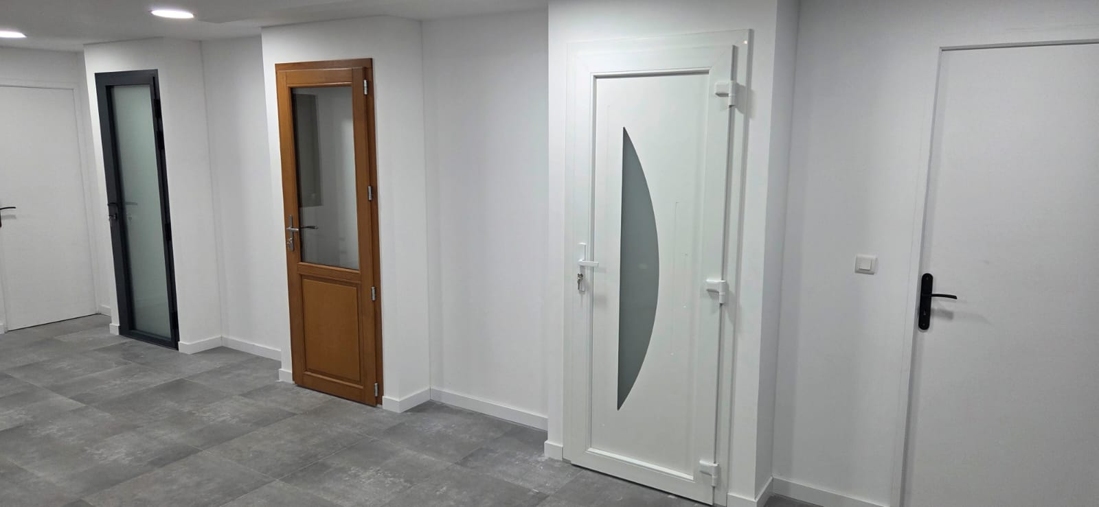 Différents types de portes exposés au showroom SPMC Menuiserie
