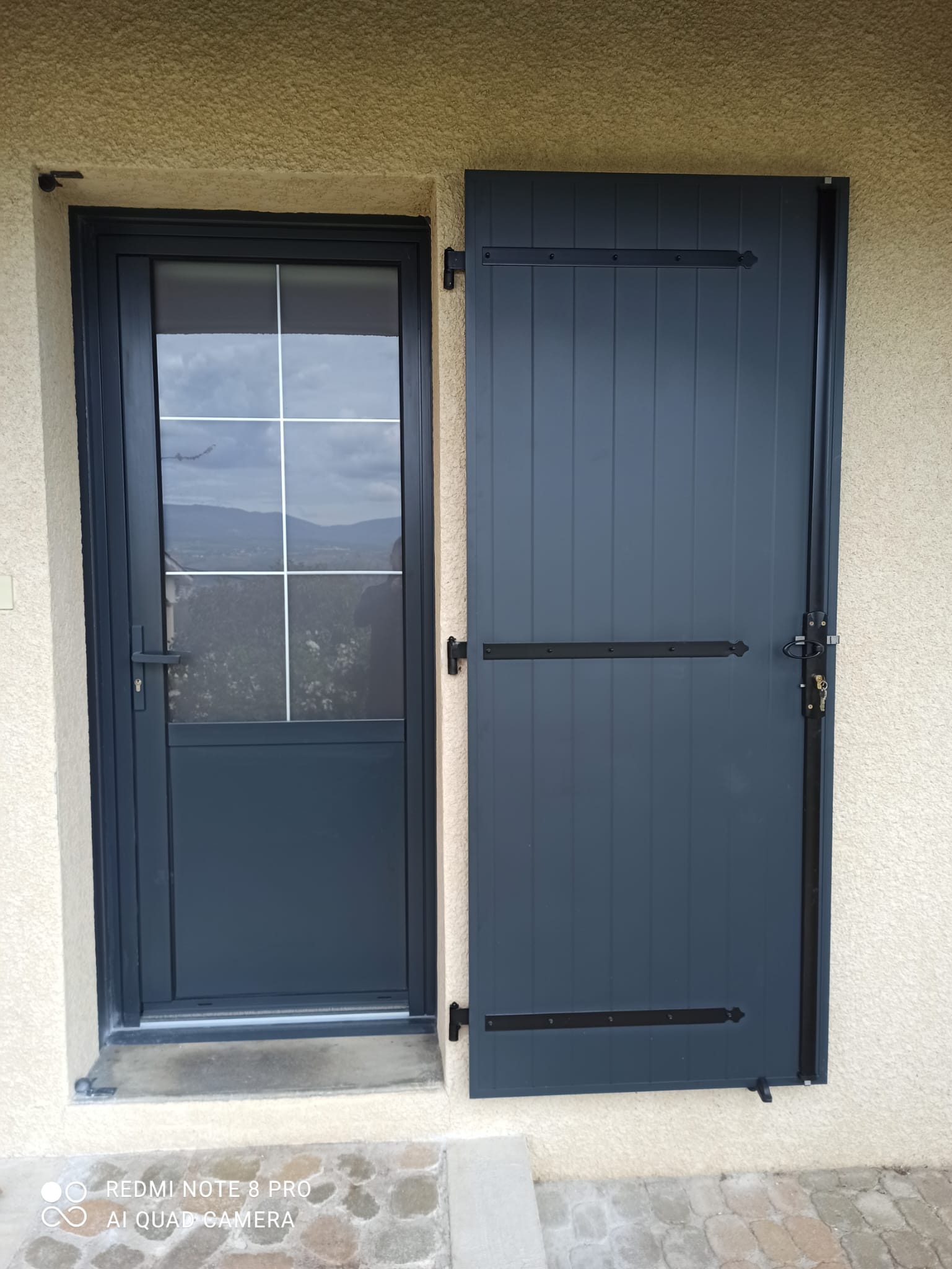 Volet battant ouvert — pose en Isère par SPMC Menuiserie