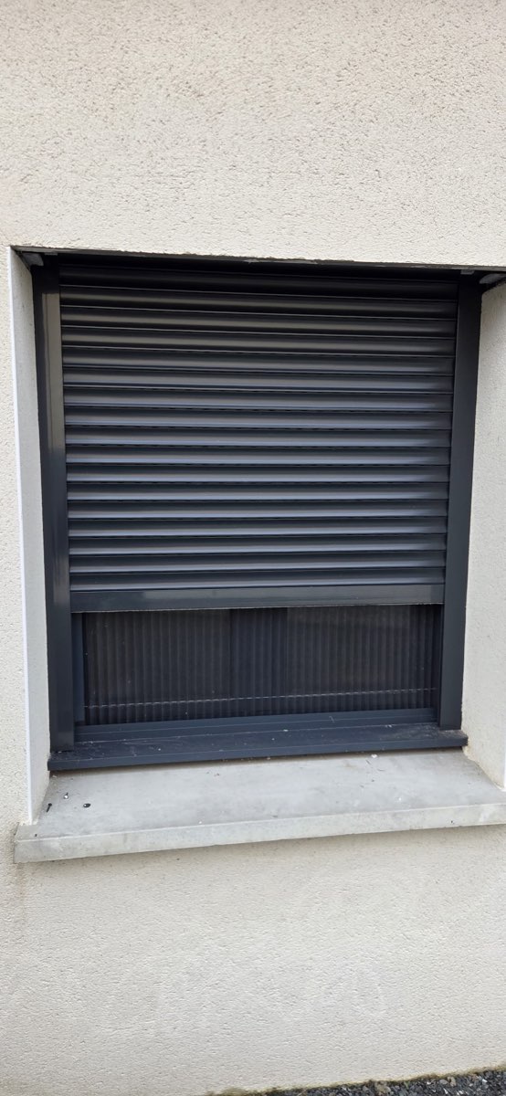 Volets roulants aluminium anthracite posés par SPMC