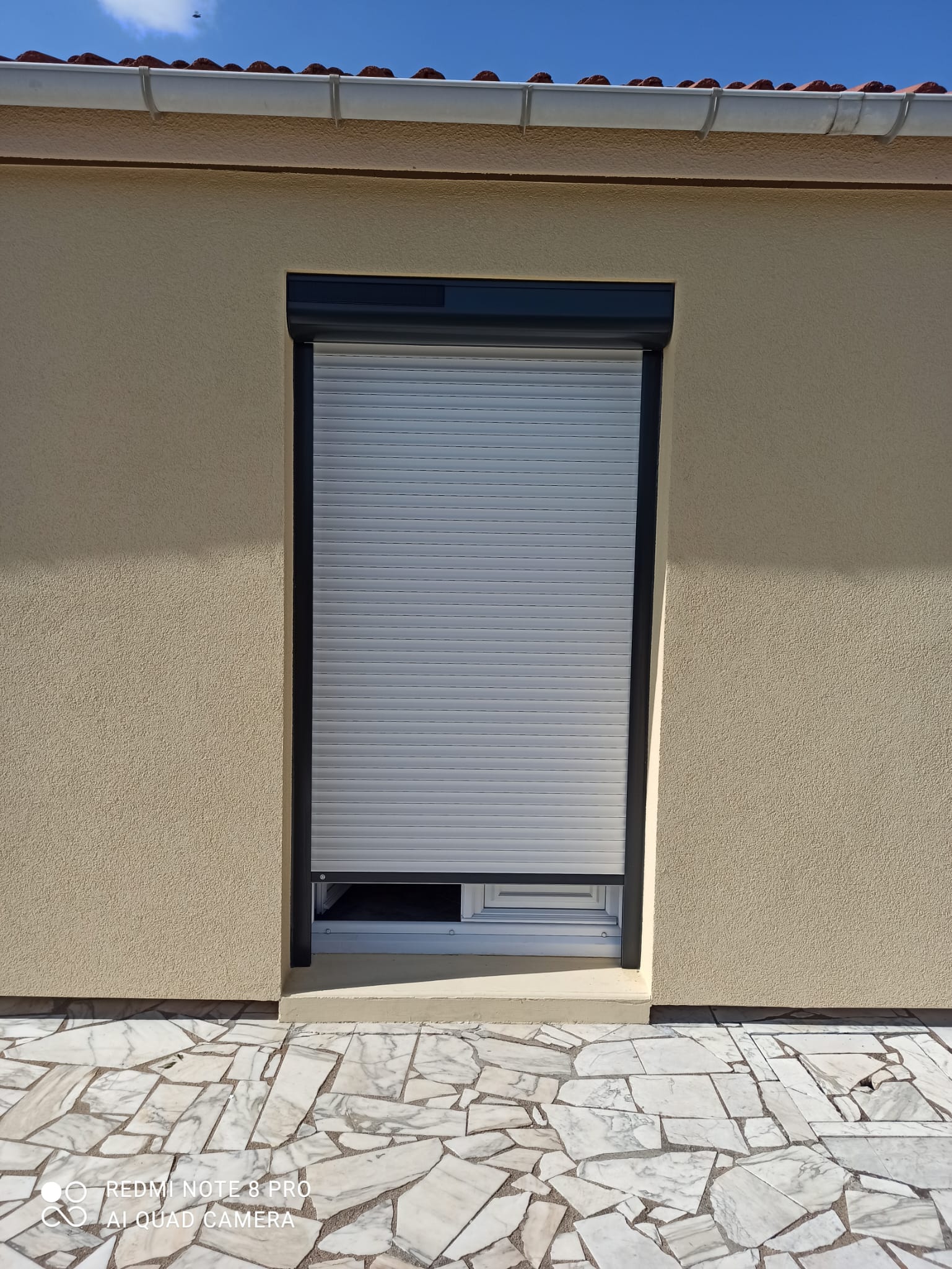 Installation volet roulant solaire en Isère — SPMC Menuiserie