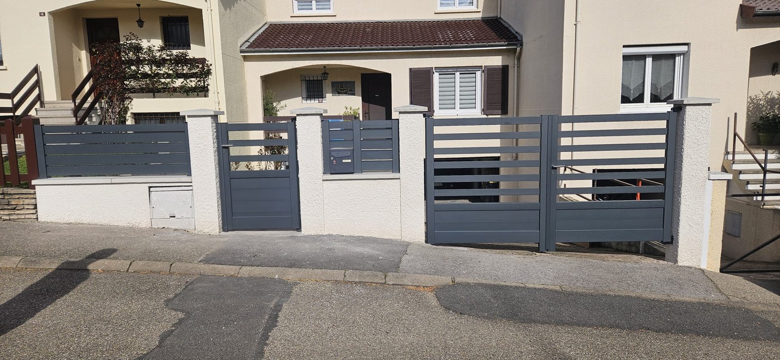 Portail, clôture et portillon aluminium gris posés par SPMC Menuiserie