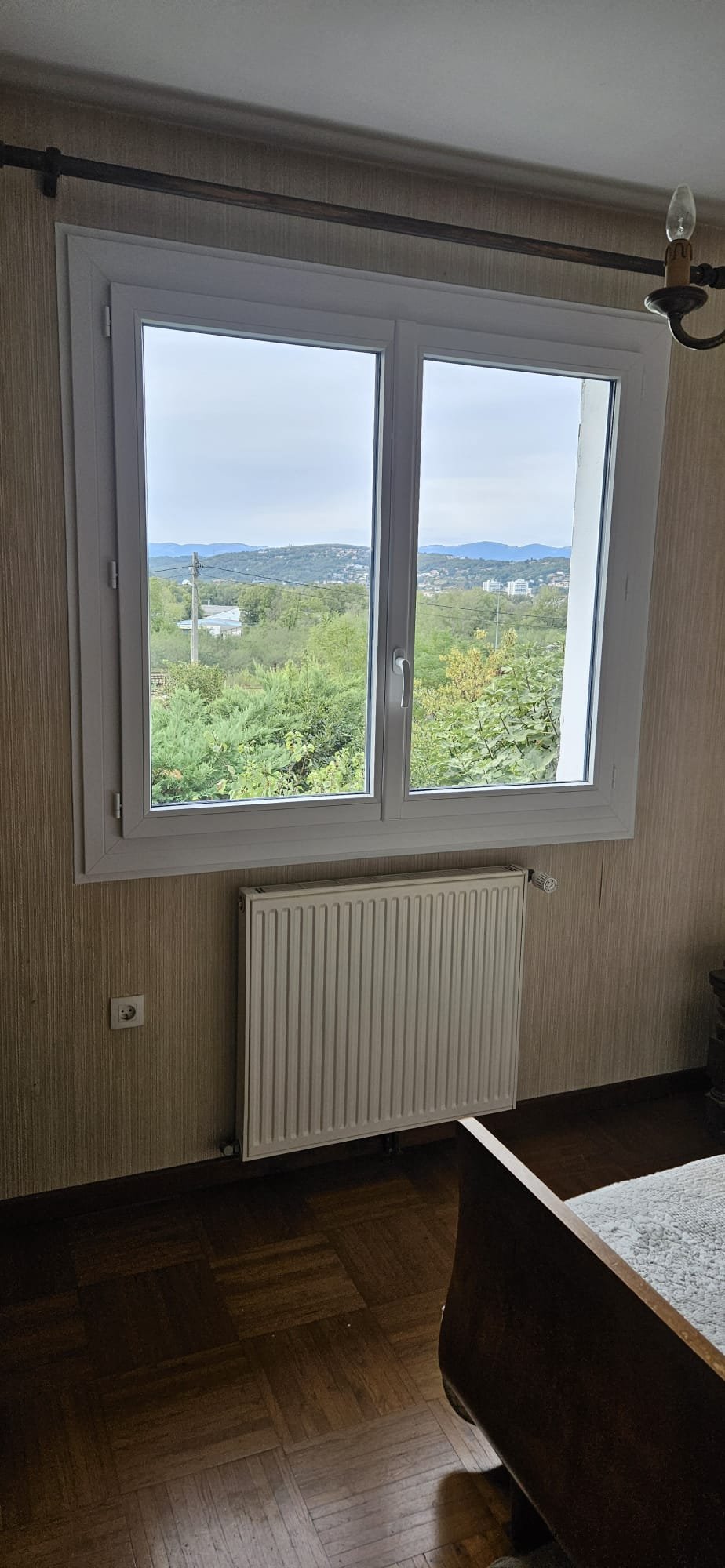 Fenêtre PVC installée dans une chambre, vue intérieure après remplacement