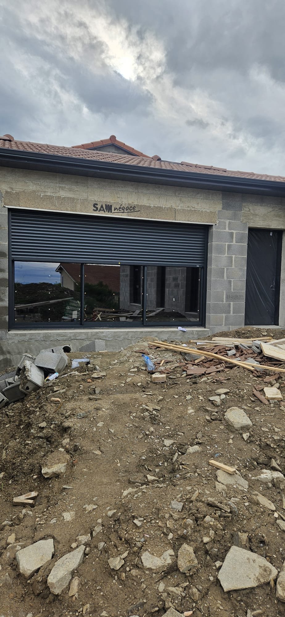 Volet roulant et baie vitrée installés sur chantier de construction neuve