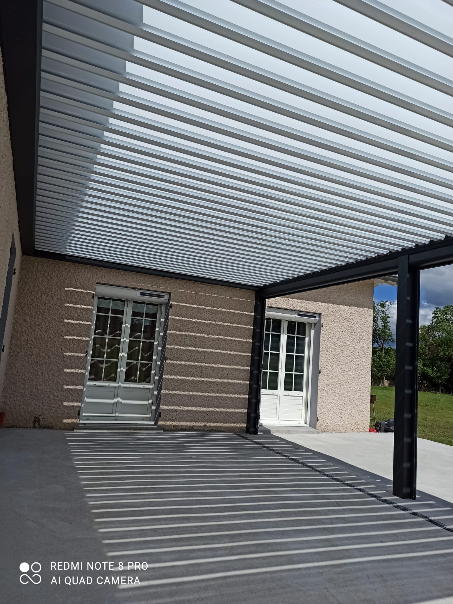 Pergola aluminium vue intérieure posée par SPMC Menuiserie