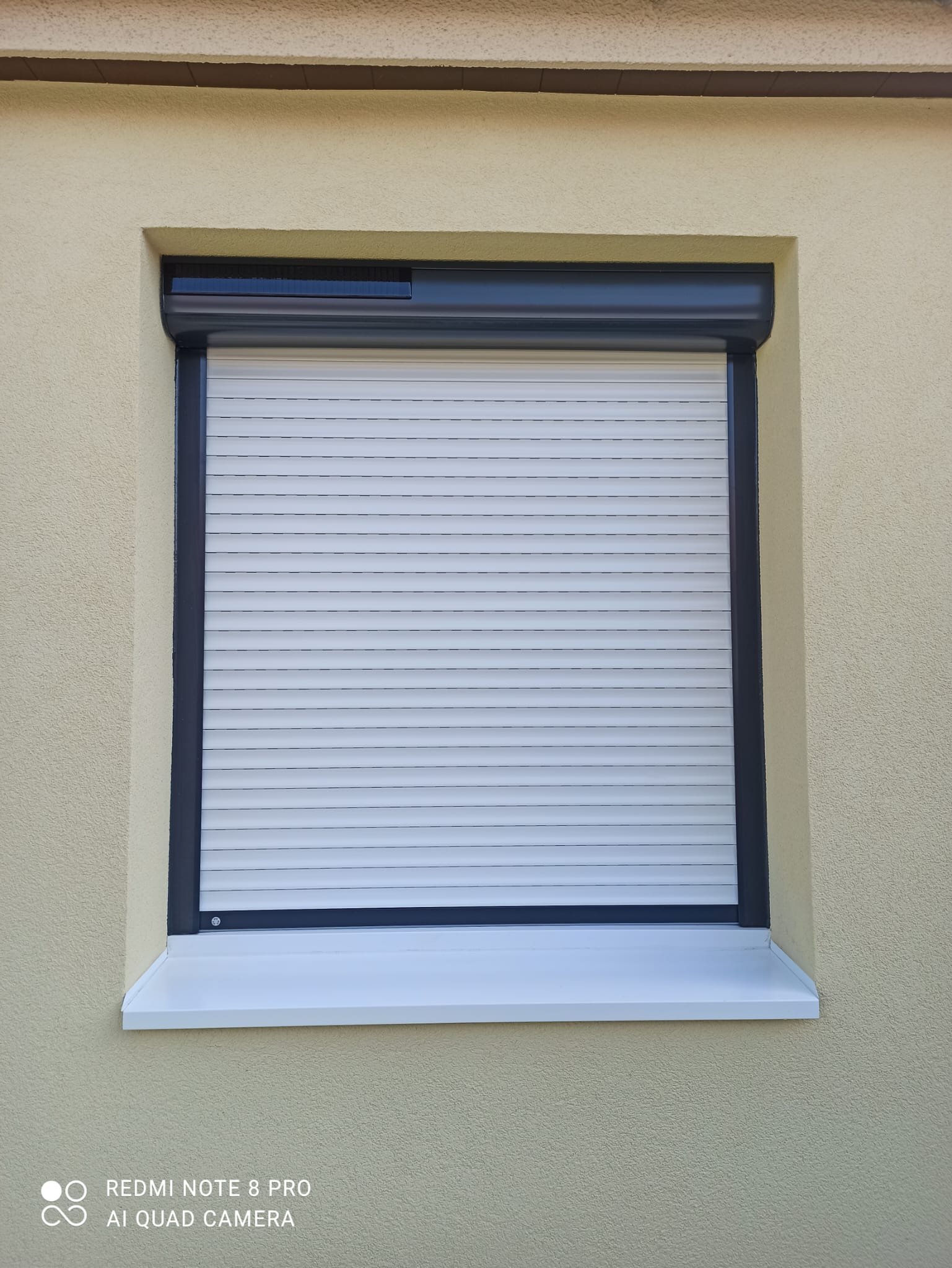 Volet roulant anthracite avec coffre — Showroom SPMC Menuiserie